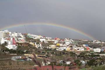 Tara y el arco iris al fondo/Gumersindo Hernández.