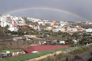 Tara y el arco iris al fondo/Gumersindo Hernández.