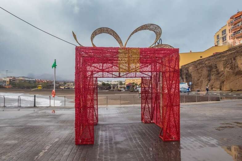 Gran paquete navideño que se encenderá por la noche/Antonio Rico.