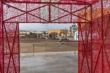 Elemento decorativo montado en el muelle de Melenara que simboliza un gran paquete de regalo navideño/Antonio Rico.