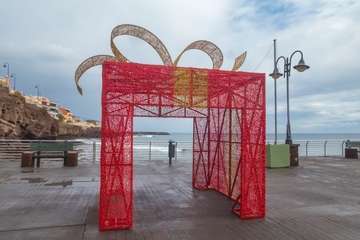 Elemento decorativo montado en el muelle de Melenara que simboliza un gran paquete de regalo navideño/Antonio Rico.