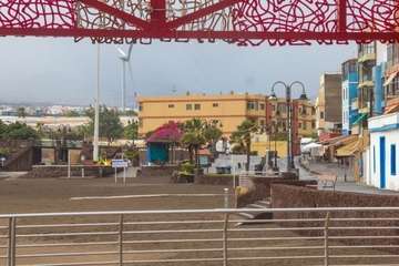 Elemento decorativo montado en el muelle de Melenara que simboliza un gran paquete de regalo navideño/Antonio Rico.