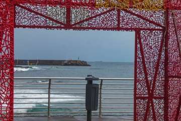 Elemento decorativo montado en el muelle de Melenara que simboliza un gran paquete de regalo navideño/Antonio Rico.
