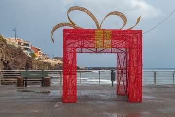 Elemento decorativo montado en el muelle de Melenara que simboliza un gran paquete de regalo navideño/Antonio Rico.