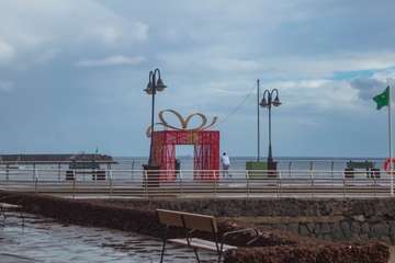 Elemento decorativo montado en el muelle de Melenara que simboliza un gran paquete de regalo navideño/Antonio Rico.