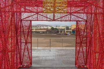 Elemento decorativo montado en el muelle de Melenara que simboliza un gran paquete de regalo navideño/Antonio Rico.