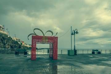 Elemento decorativo montado en el muelle de Melenara que simboliza un gran paquete de regalo navideño/Antonio Rico.