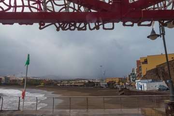 Elemento decorativo montado en el muelle de Melenara que simboliza un gran paquete de regalo navideño/Antonio Rico.