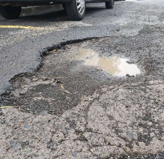 Uno de los baches de la calle Eolo (Foto TA)
