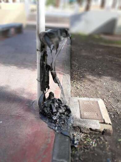 Papelera quemada/TA.