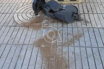  El vandalismo quema y destroza las papeleras de la plaza pública de La Herradura/TA.