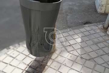  El vandalismo quema y destroza las papeleras de la plaza pública de La Herradura/TA.