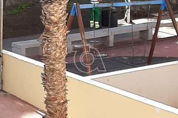  El vandalismo quema y destroza las papeleras de la plaza pública de La Herradura/TA.