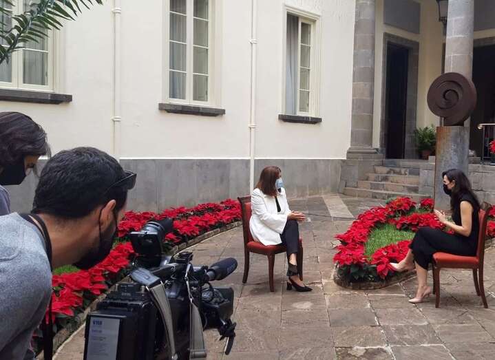 Momento de la entrevista a Carmen Hernández, diputada regional por NC/TA.