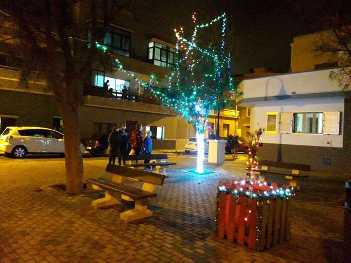 Encendido navideño en la plaza de Los Pinos por iniciativa vecinal/TA.