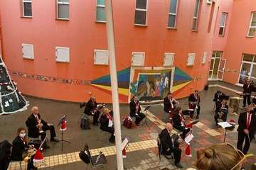 El Colegio Hilda Zudán disfruta de un concierto navideño de la Banda de Música/TA.