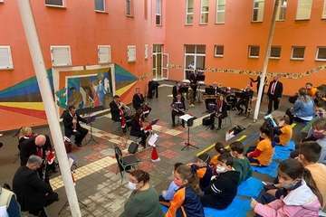 El Colegio Hilda Zudán disfruta de un concierto navideño de la Banda de Música/TA.