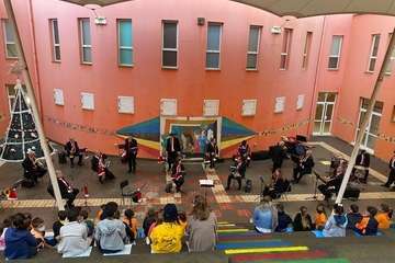 El Colegio Hilda Zudán disfruta de un concierto navideño de la Banda de Música/TA.