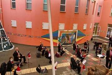 El Colegio Hilda Zudán disfruta de un concierto navideño de la Banda de Música/TA.