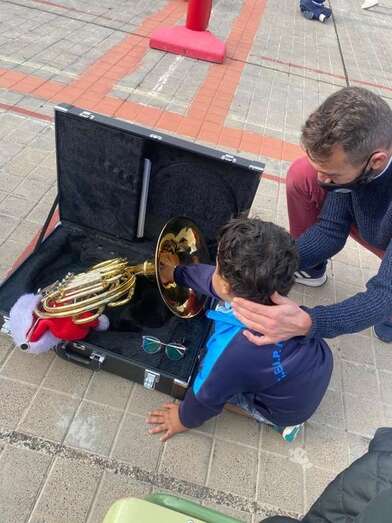 Un pequeño mira con asombro un instrumento de la Banda Municipal de Música, esta mañana en el CEIP Príncipe de Asturias/TA.