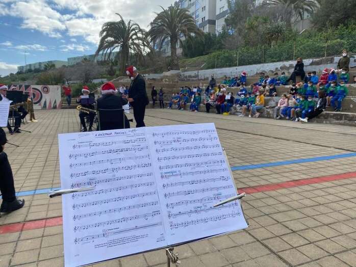 Momento del concierto navideño de la Banda Municipal en el CEIP Montiano Placeres/TA.