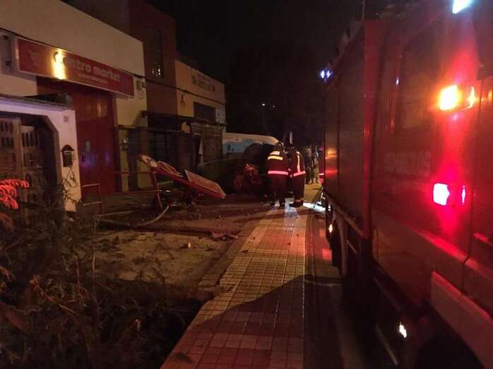 Los bomberos en el accidente/TA.
