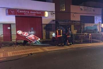  Accidente con vuelco de un vehículo en la carretera general de Marzagán/TA.