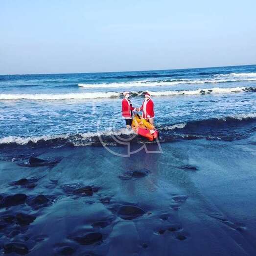 Papá Noel en el momento de desembarcar en la costa sur de Telde/TA.