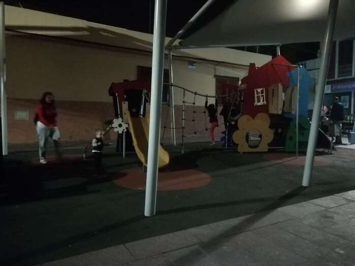 El parque infantil de la ZCA de San Gregorio, son apenas iluminación (Foto TA)