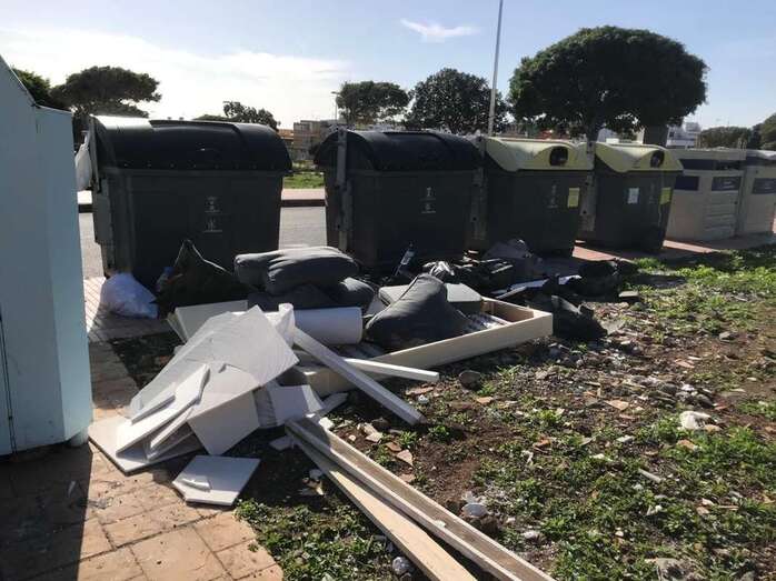 Escombros y otros restos abandonados junto a unos contenedores en La Vega (Foto TA)