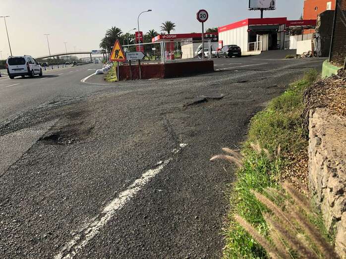 Imagen de los baches a la entrada de la calle Shakespeare (Foto TA)