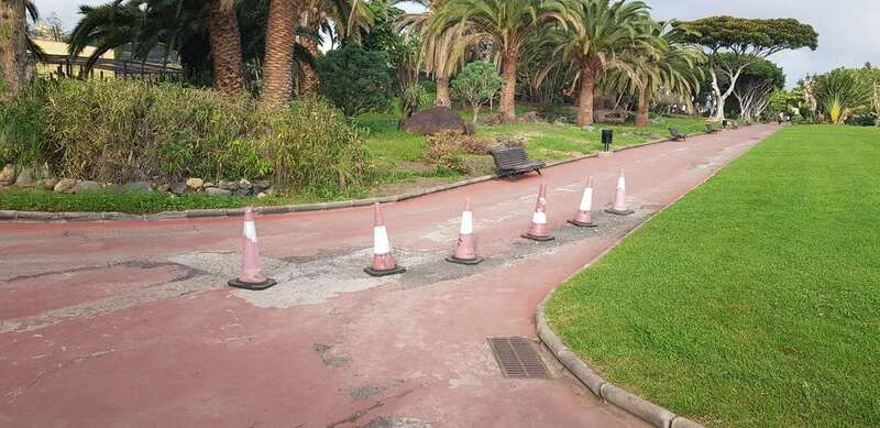 Imagen de una zona con conos en el parque de San Juan (Foto TA)