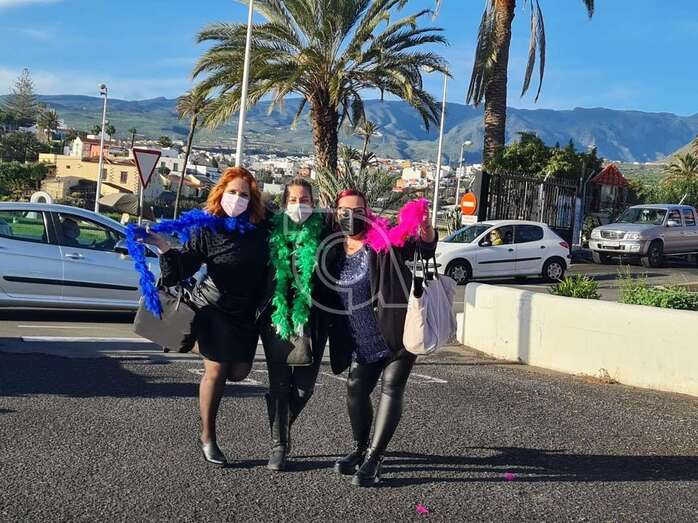 Tres mujeres ataviadas esta mañana con trajes de fiesta en la zona de El Cubillo/TA.