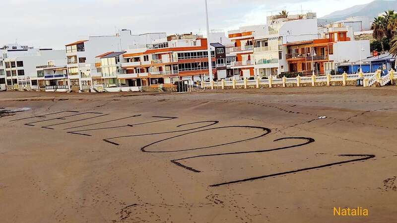 Inscripción grabada en la arena de la playa de Salinetas dando la bienvenida al nuevo año/Natalia Rodríguez.