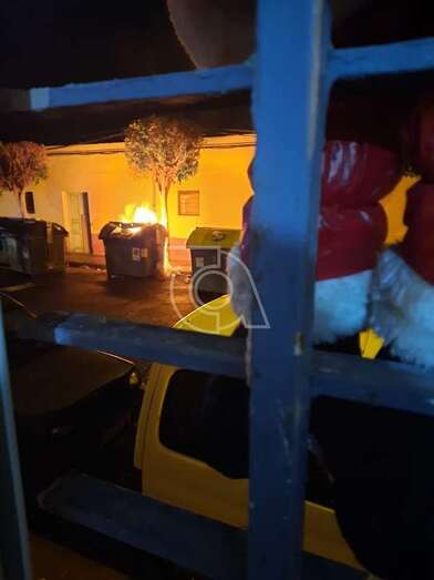 El contenedor que ardió anoche en una calle de El Caracol/TA.