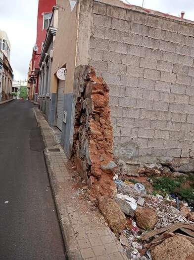 Estado de un ruinoso muro en la calle de Congreso/TA.