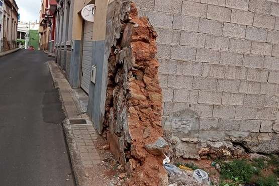 Estado ruinoso del muro de la calle de Congreso/TA.
