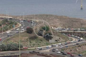 Largas colas en Jnámar para acceder al CC El Mirador desde la GC-1/TA.