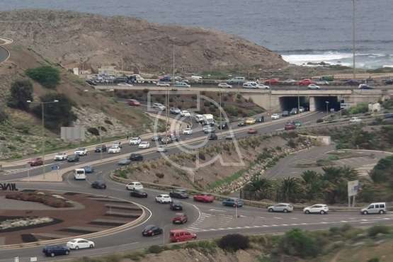 Largas colas en Jnámar para acceder al CC El Mirador desde la GC-1/TA.