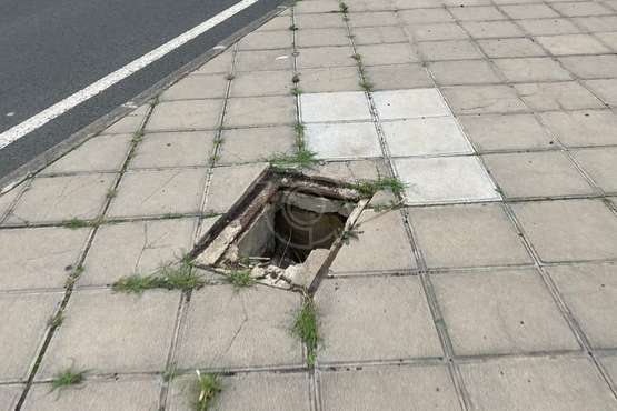  Arquetas sin tapas en la entrada al parque de La Condesa/TA.