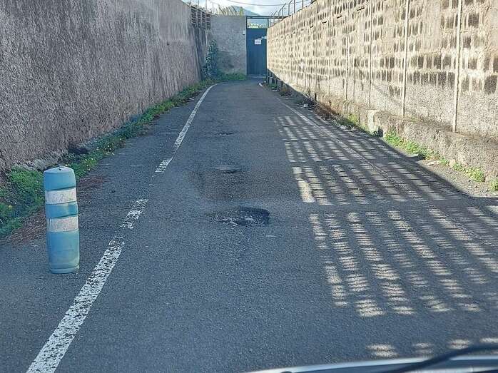 Imagen de uno de los baches presentes en la calle de la Cruz (Foto TA)
