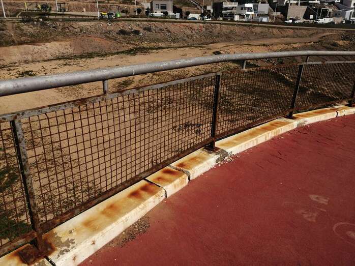 La estructura de metal se ha oxidado (Foto TA)