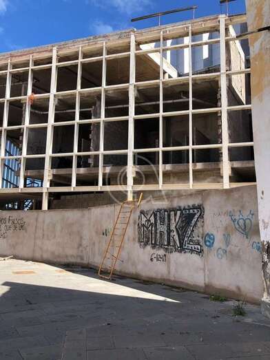 Una valla a modo de escalera en la zona cero de Arnao / TA