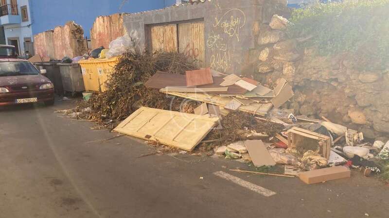 Residuos de todo tipo y restos de poda amontonados en la calle de Barcelona, en el casco de Jinámar/TA.