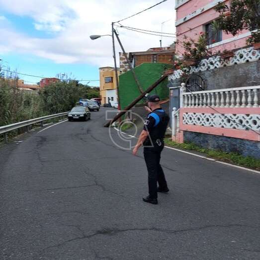 Un agente de la Policía Local regula el tráfico en el lugar donde se produjo la caída del poste de madera/TA.