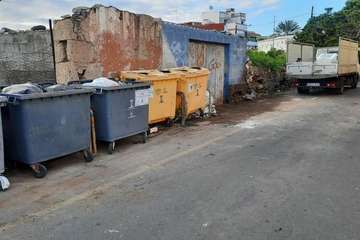 Retirados los residuos que llevaban meses acumulados en una calle del casco de Jinámar/TA.