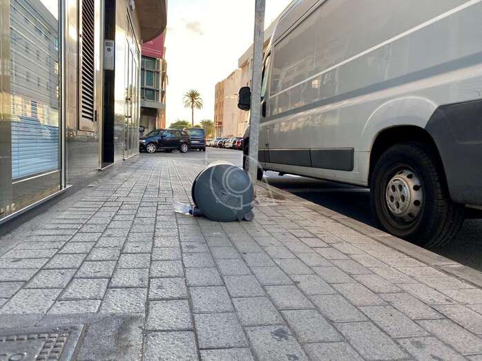 Imagen de la papelera tirada sobre la acera/TA.