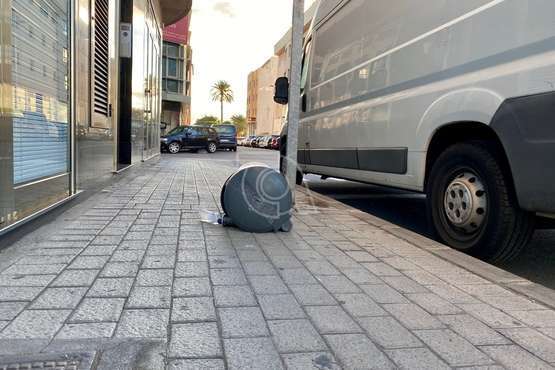 Una papelera, cuatro días en el suelo en Arnao/TA.