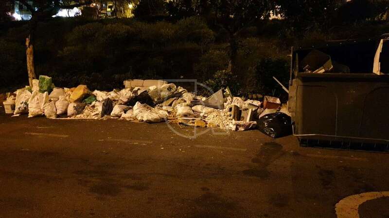 Escombros tirados en una calle de La Herradura/TA.