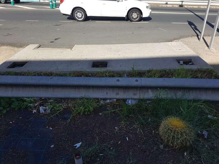 Los usuarios denuncian además la suciedad que existe en la zona / TA